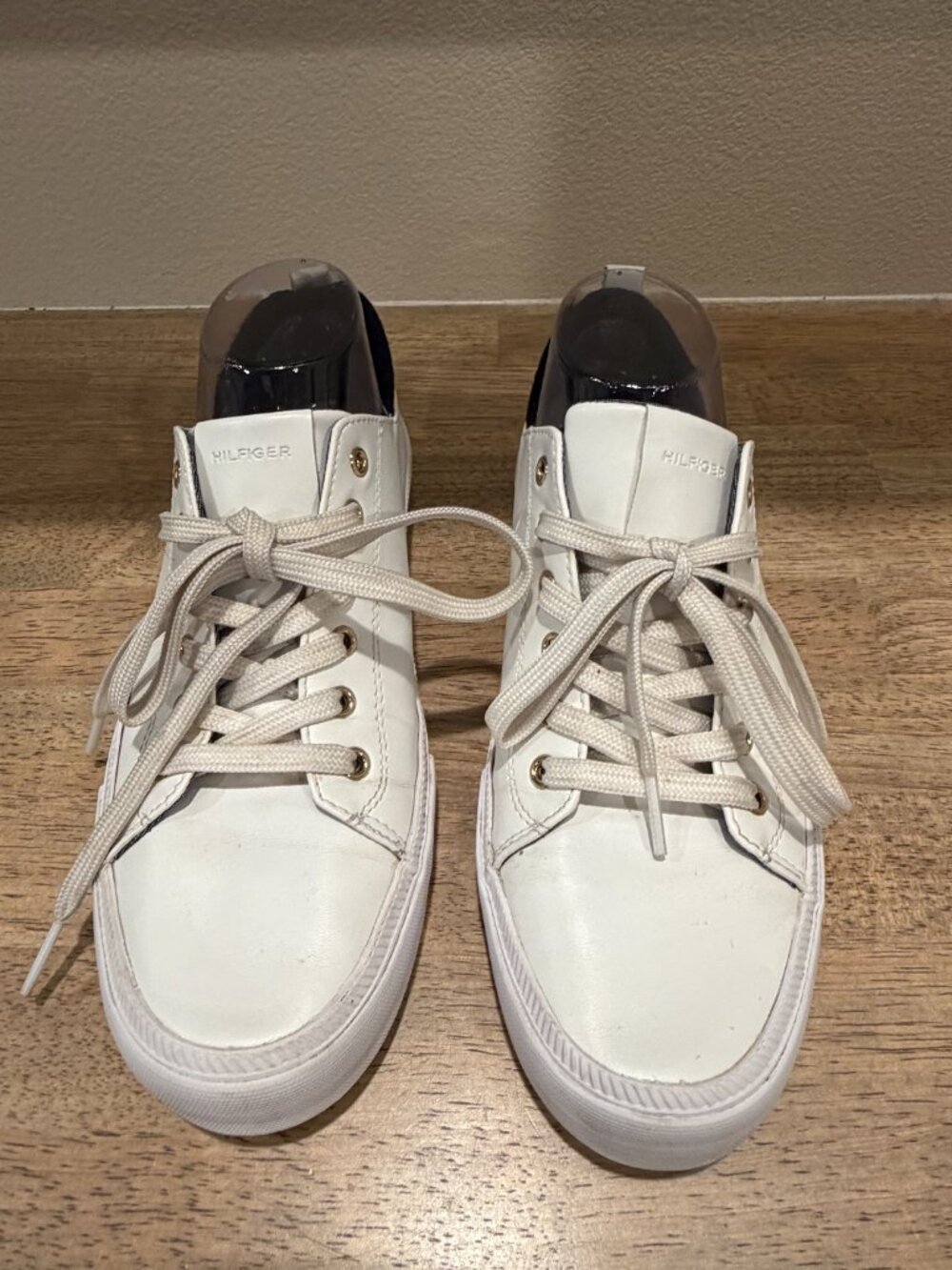 Tommy Hilfiger White Sneakers Size 8.5 - Low Top Casual Shoes - Picture 5 of 9